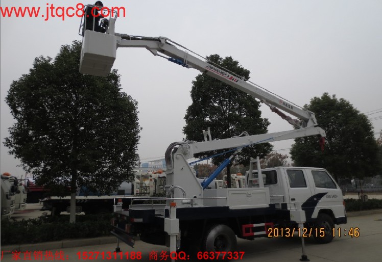 江玲14米登高車(國四)用江鈴底盤加裝上裝部分而成;液壓式三節(jié)折疊臂,最大作業(yè)高度14米,作業(yè)輻度5.7米; 采用國產(chǎn)、進(jìn)口換向閥及液壓油缸,換向平穩(wěn),操作靈活方便;隨車安裝四個(gè)液壓支腿,以保證整車在操作時(shí)的穩(wěn)定性與安全性;支腿與工作臂互鎖,安全可靠,防止誤操作過位.