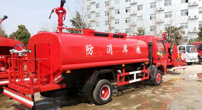 東風(fēng)大多利卡消防水車(6-8T)一車兩用,即可用作消防車,同時(shí)用于綠化灑水車,是一款多功能型消防車。消防車功能:該車安裝了后置式消防泵,工作壓力在1.0 Mpa,在發(fā)生為災(zāi)時(shí)啟動(dòng)消防泵,關(guān)閉灑水功能閥門,操作消防炮,射程達(dá)45米以上,消防炮流量大,射程遠(yuǎn),即可滅火。