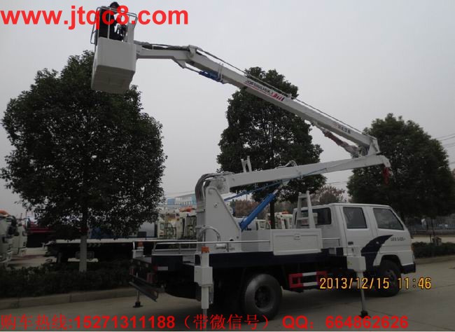 江玲16米高空作業(yè)車(國(guó)四)江鈴底盤加裝上裝部分而成;液壓式三節(jié)折疊臂,最大作業(yè)高度16米,作業(yè)輻度7.3米; 采用國(guó)產(chǎn)、進(jìn)口換向閥及液壓油缸,換向平穩(wěn),操作靈活方便;隨車安裝四個(gè)液壓支腿,以保證整車在操作時(shí)的穩(wěn)定性與安全性;支腿與工作臂互鎖,安全可靠,防止誤操作過位.