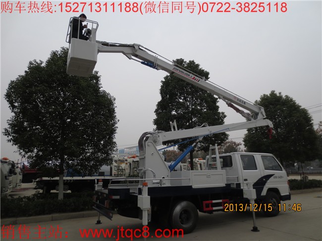 江鈴14米升降車(國五)采用江鈴新順達國五底盤加裝上裝部分而成;液壓式三節(jié)折疊臂,最大作業(yè)高度14米,作業(yè)輻度5.7米; 采用國產(chǎn)、進口換向閥及液壓油缸,換向平穩(wěn),操作靈活方便;隨車安裝四個液壓支腿,以保證整車在操作時的穩(wěn)定性與安全性;支腿與工作臂互鎖,安全可靠,防止誤操作過位.